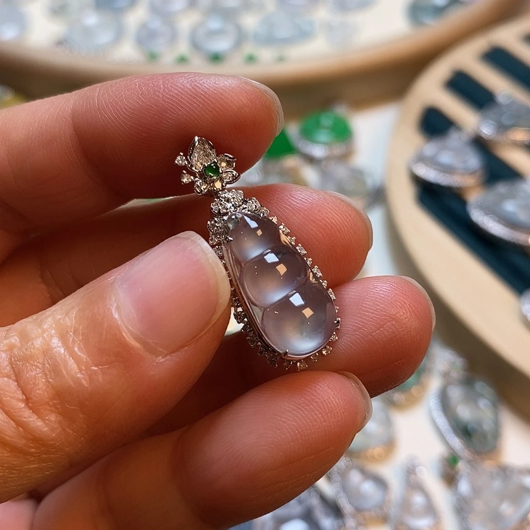 翡翠18K金镶嵌颈饰福豆