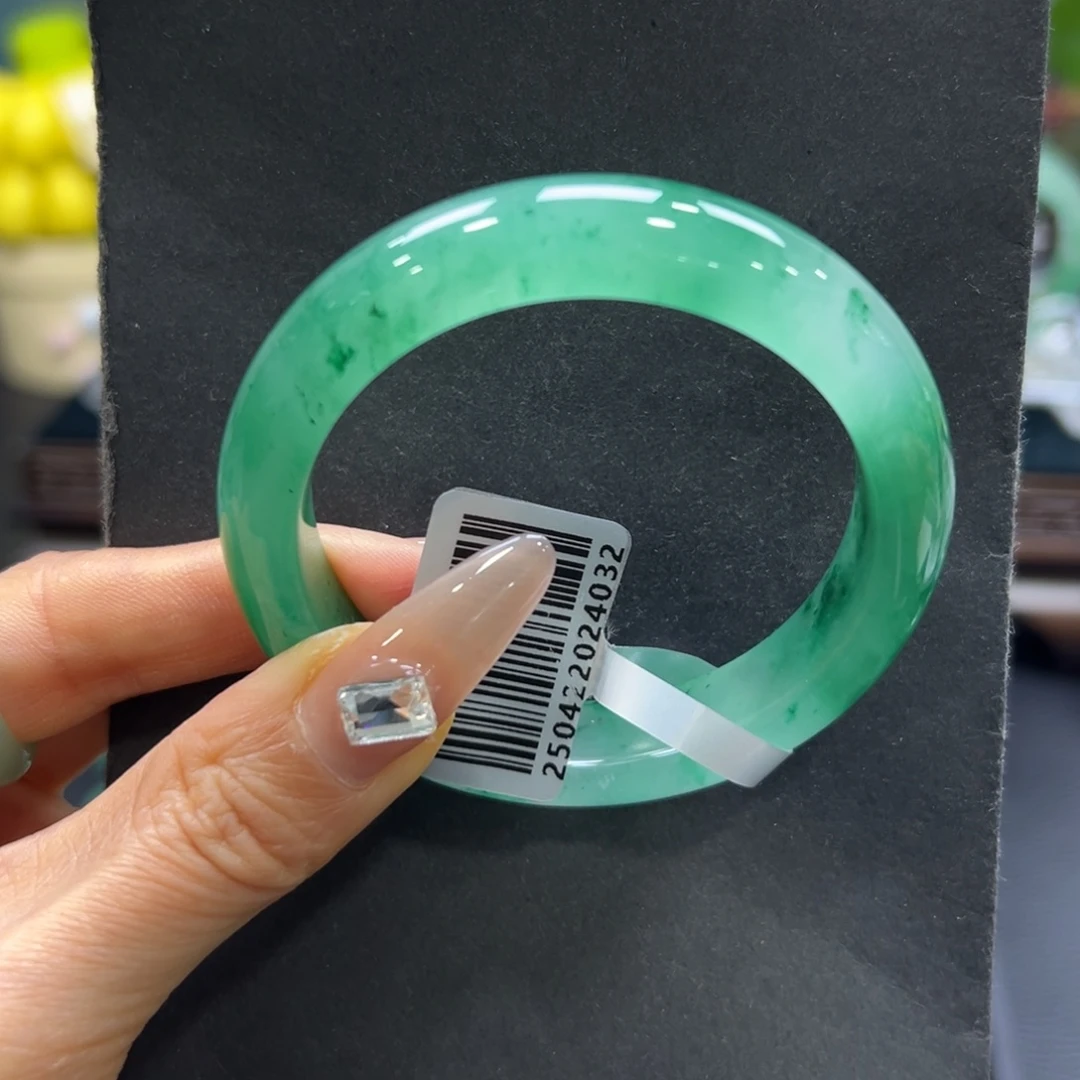 小***洁石英质玉（非洲翠）未镶嵌手镯