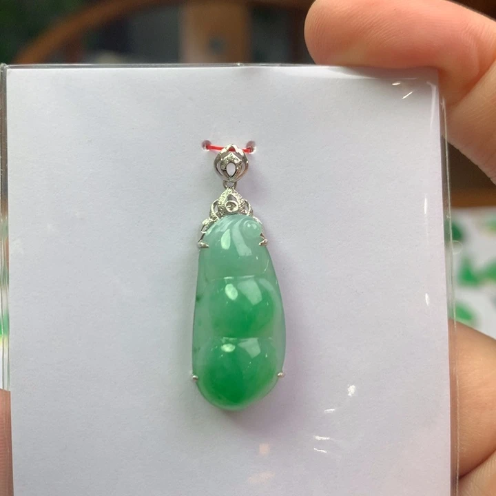 翡翠18K金镶嵌颈饰翡翠吊坠