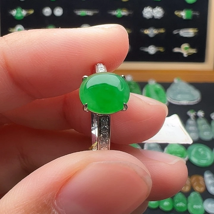 翡翠18K金镶嵌颈饰戒指