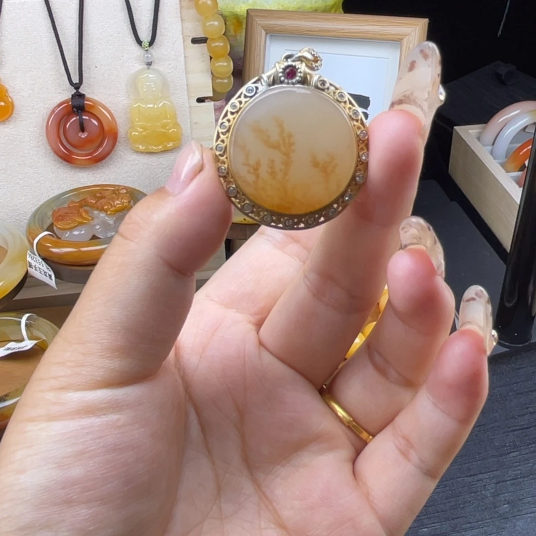 石英质玉（黄龙玉）未镶嵌颈饰黄水草