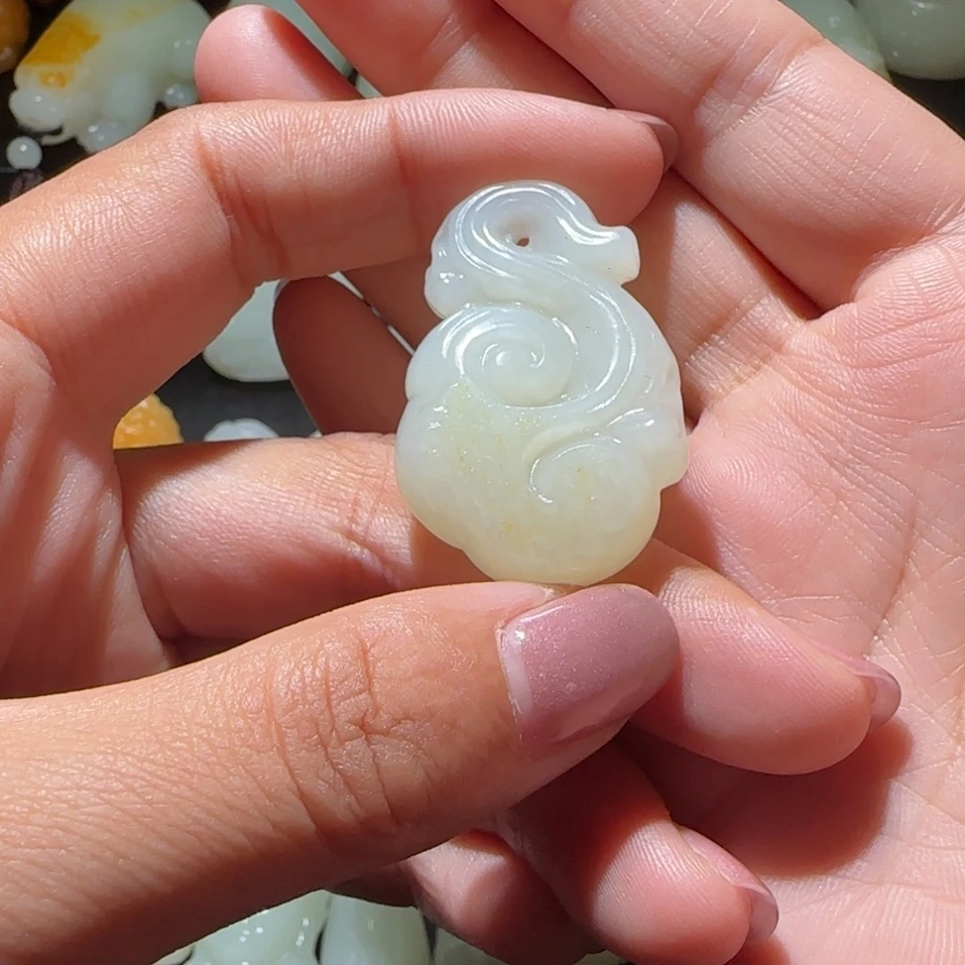 金***灿和田玉未镶嵌颈饰