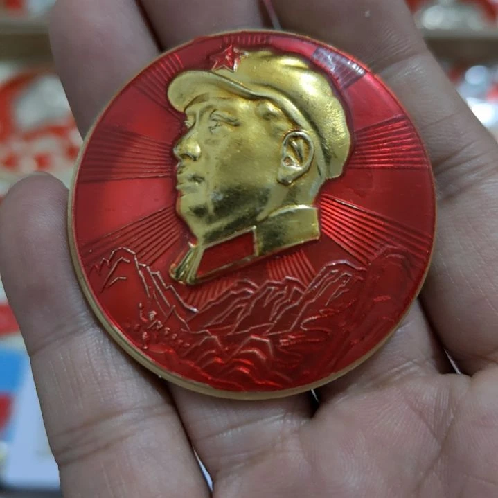 峪***影其他普通金属圆形红色人物像章