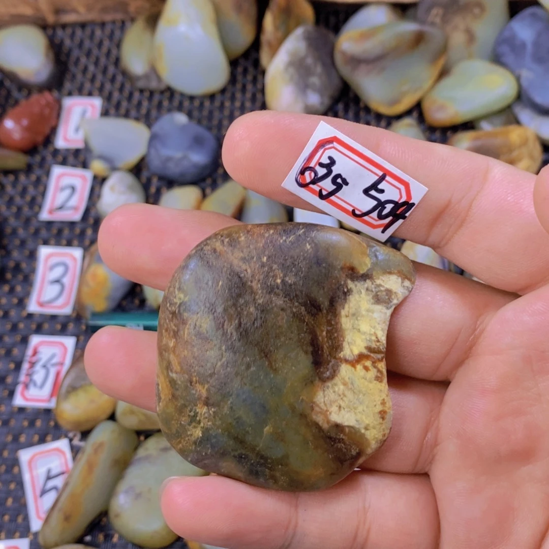 颈饰未镶嵌和田玉（糖玉）