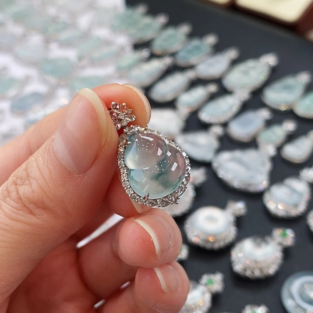 翡翠颈饰18K金镶嵌天然缅甸翡翠吊坠葫芦