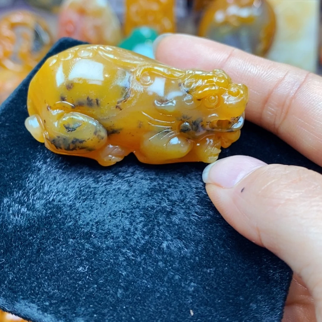 未镶嵌石英质玉（黄龙玉）颈饰