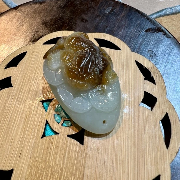 新疆和田玉且末糖吊坠