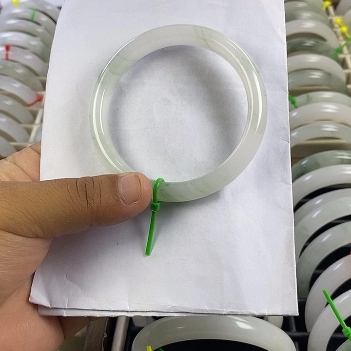 未镶嵌手镯石英质玉