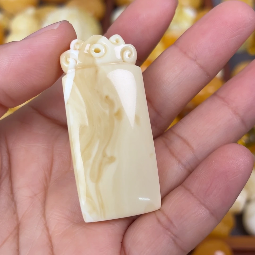 蜜蜡未镶嵌吊坠(不含链)如意牌