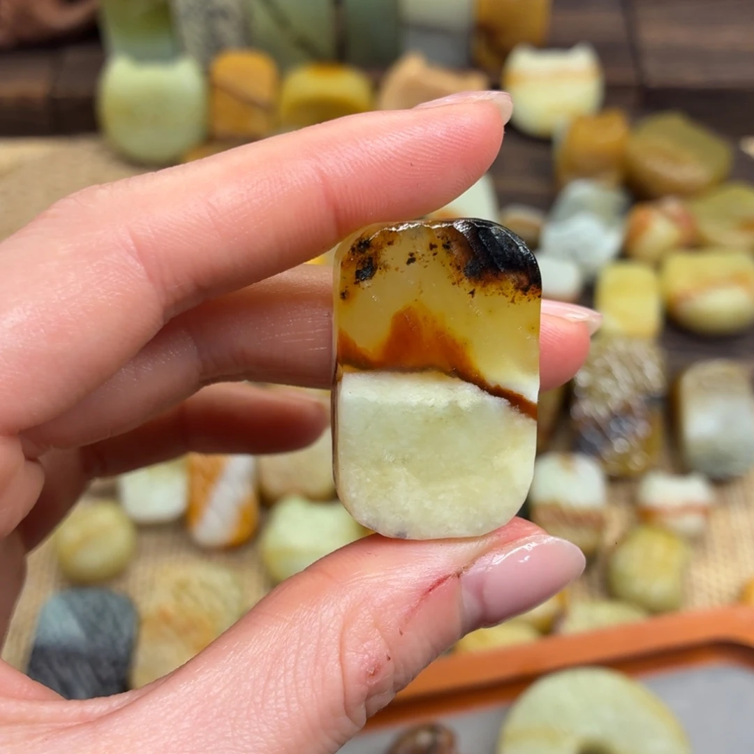 小***草蛇纹石玉未镶嵌颈饰