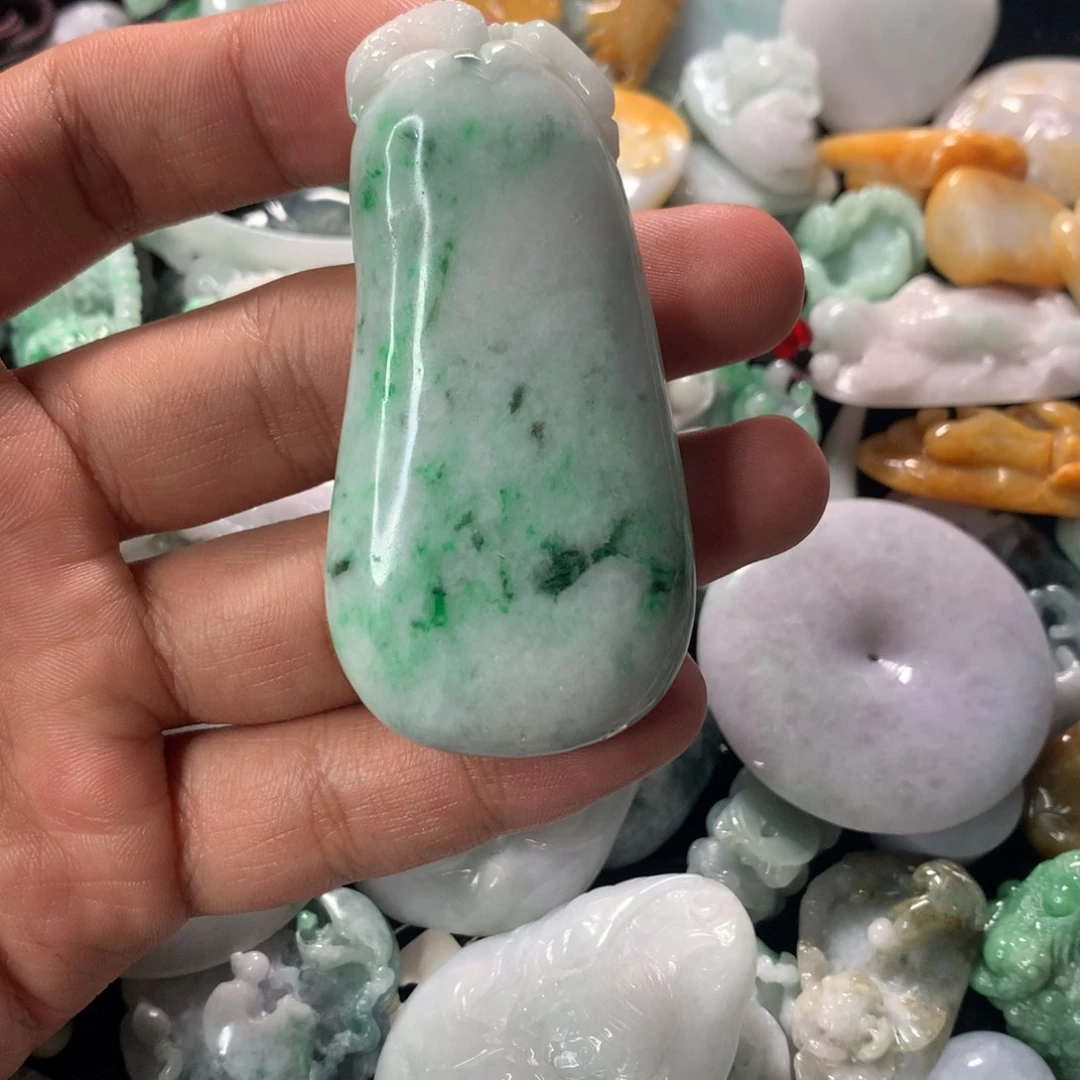 翡翠未镶嵌颈饰涅**生翡翠福瓜