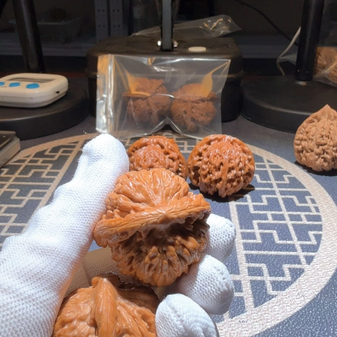 文玩核桃吊坠莲花