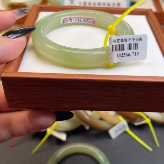 【闪购商品】未镶嵌手镯和田玉51.5