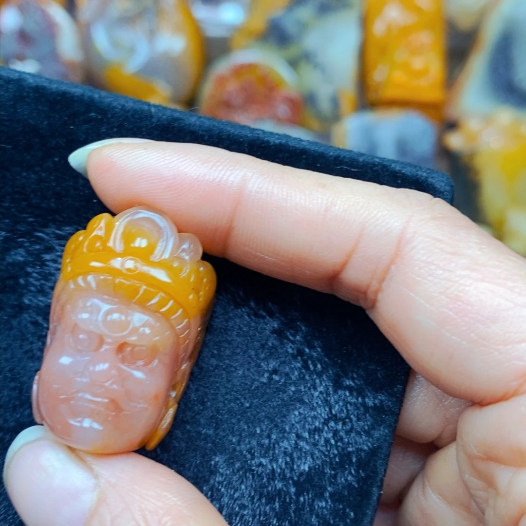 未镶嵌石英质玉（黄龙玉）颈饰