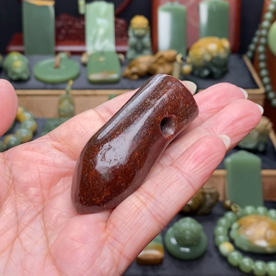 刺***客透闪石质玉未镶嵌把件