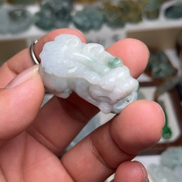 翡翠未镶嵌颈饰貔貅