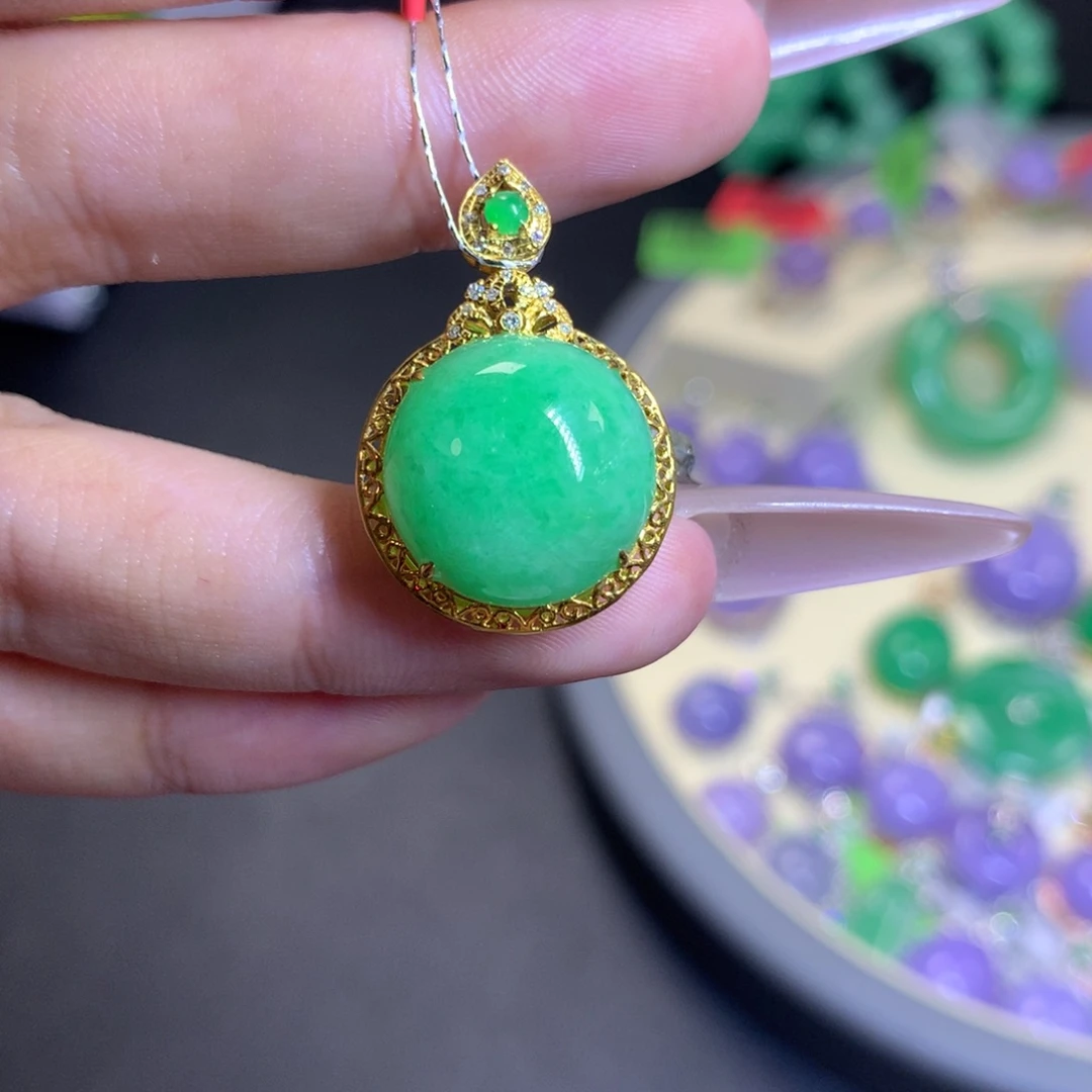 翡翠18K金镶嵌颈饰