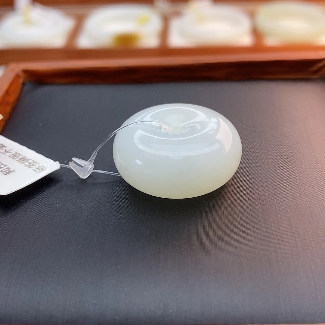 颈饰未镶嵌和田玉（白玉）