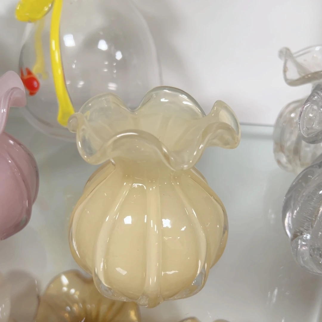 奶黄色小花瓶高度10微瑕