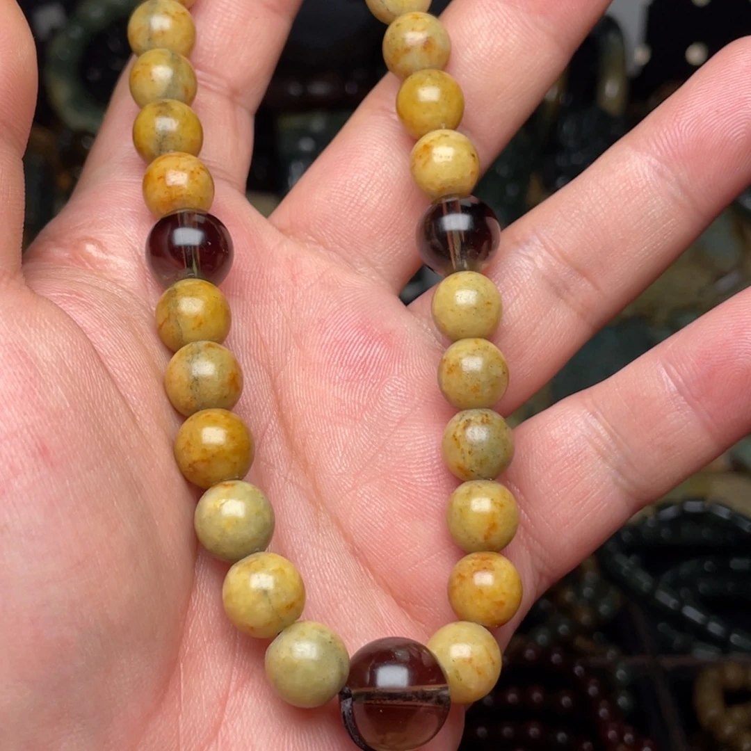 岫岩河磨玉（透闪石质玉）未镶嵌颈饰卡10手持