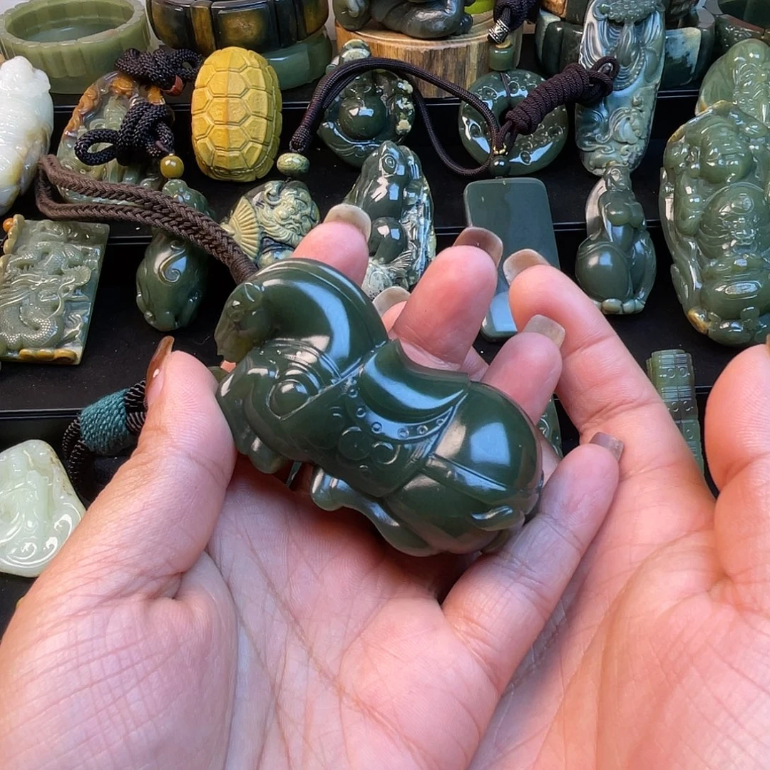 浅***唱透闪石质玉未镶嵌手链