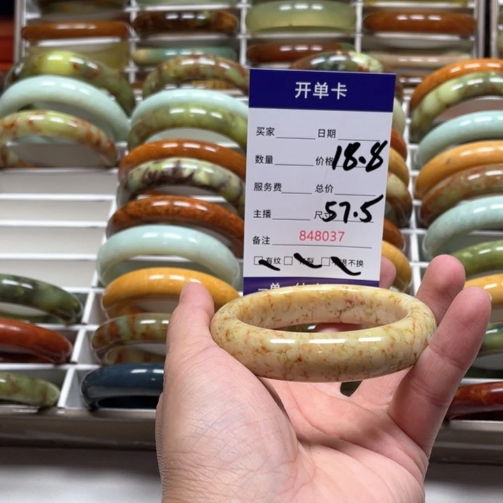 蛇纹石玉手镯未镶嵌水**?