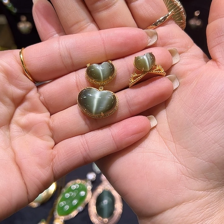 芃***芃和田玉18K金镶嵌颈饰