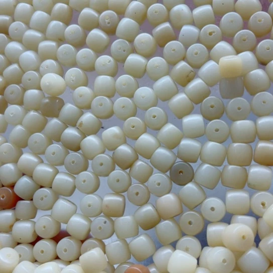 吊坠白玉菩提瑕疵10-9奶黄直切130颗