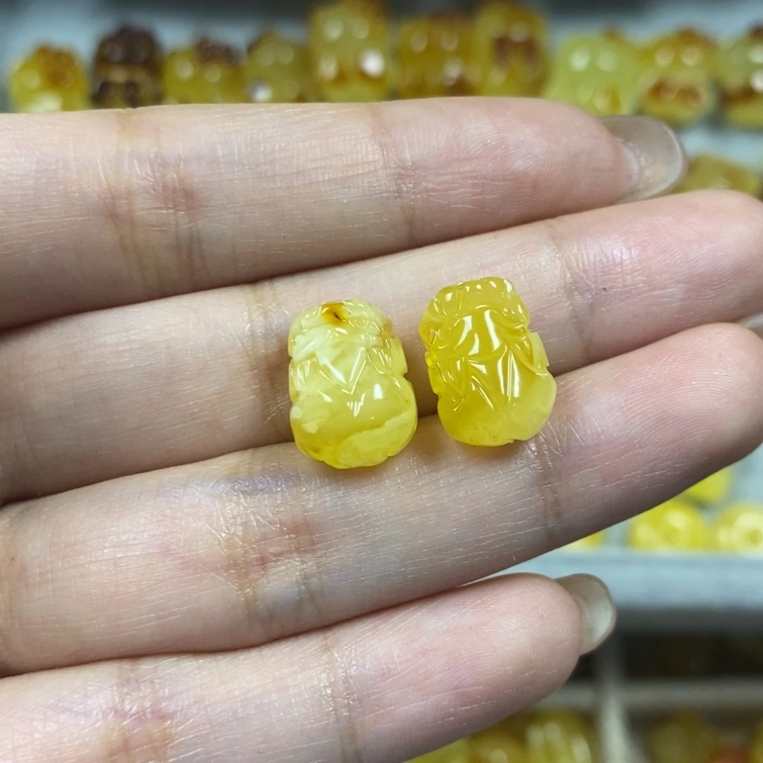 未镶嵌琥珀裸石上**水貔貅2