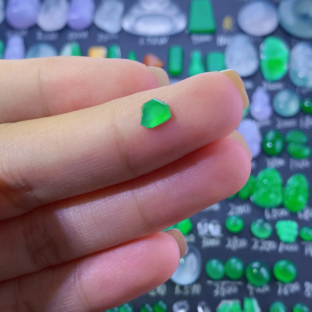 翡翠未镶嵌颈饰切割面