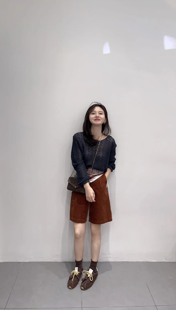 2025早秋新款韩版慵懒风镂空长袖针织罩衫高腰阔腿五分裤丝巾套装