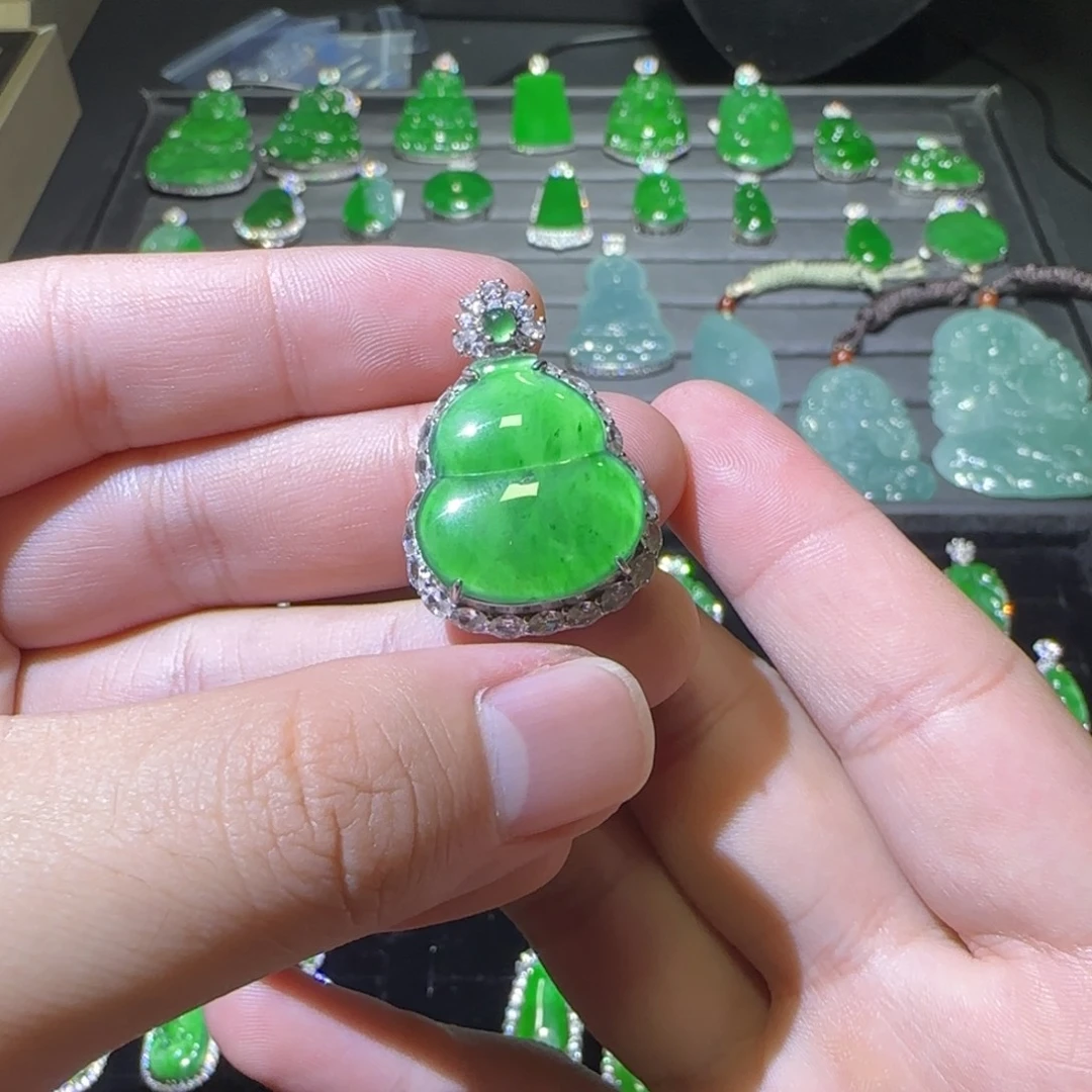 颈饰未镶嵌翡翠天然翡翠A货葫芦
