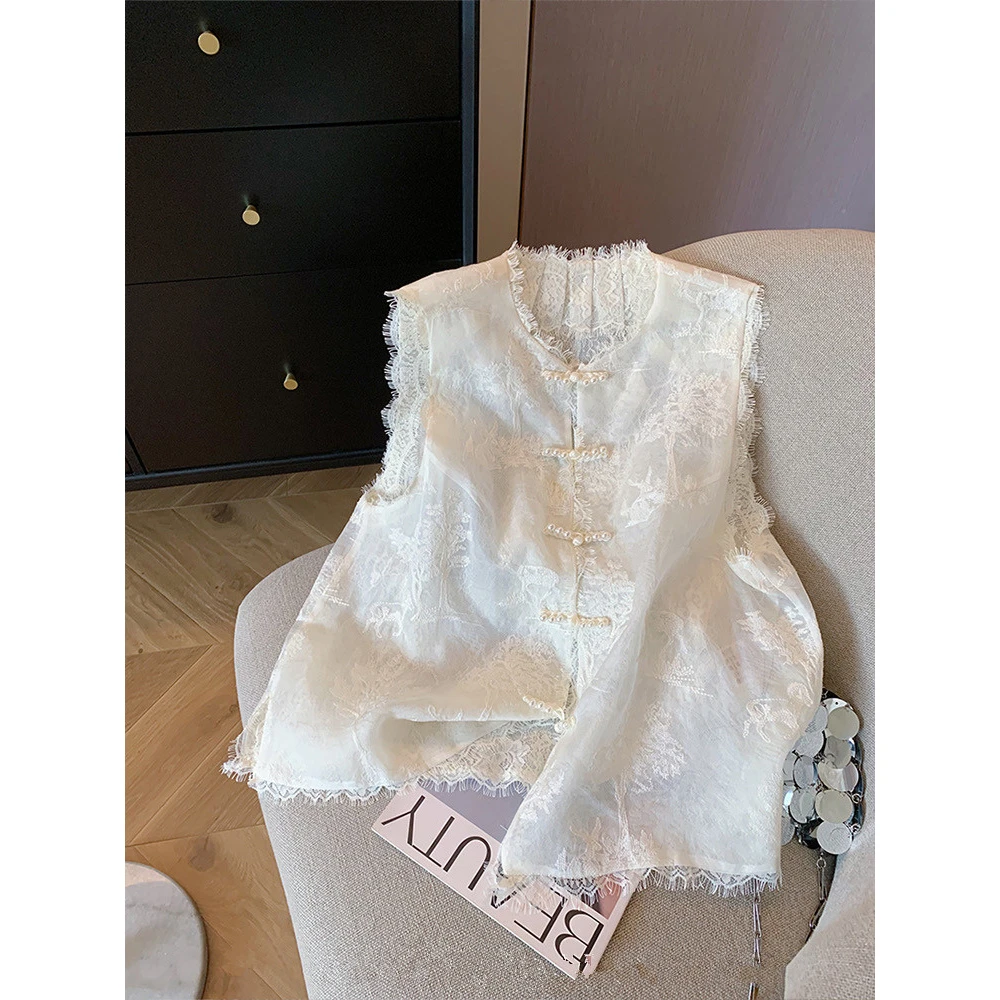 新中式白色蕾丝拼接盘扣刺绣马甲2025女夏季国风高端气质无袖背心
