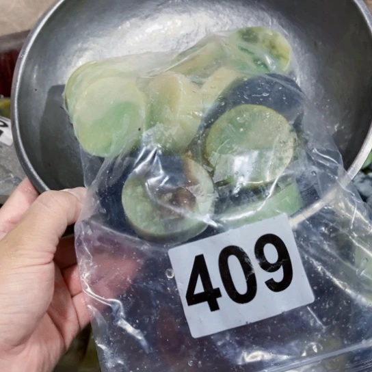 未镶嵌蛇纹石玉珠宝奇石