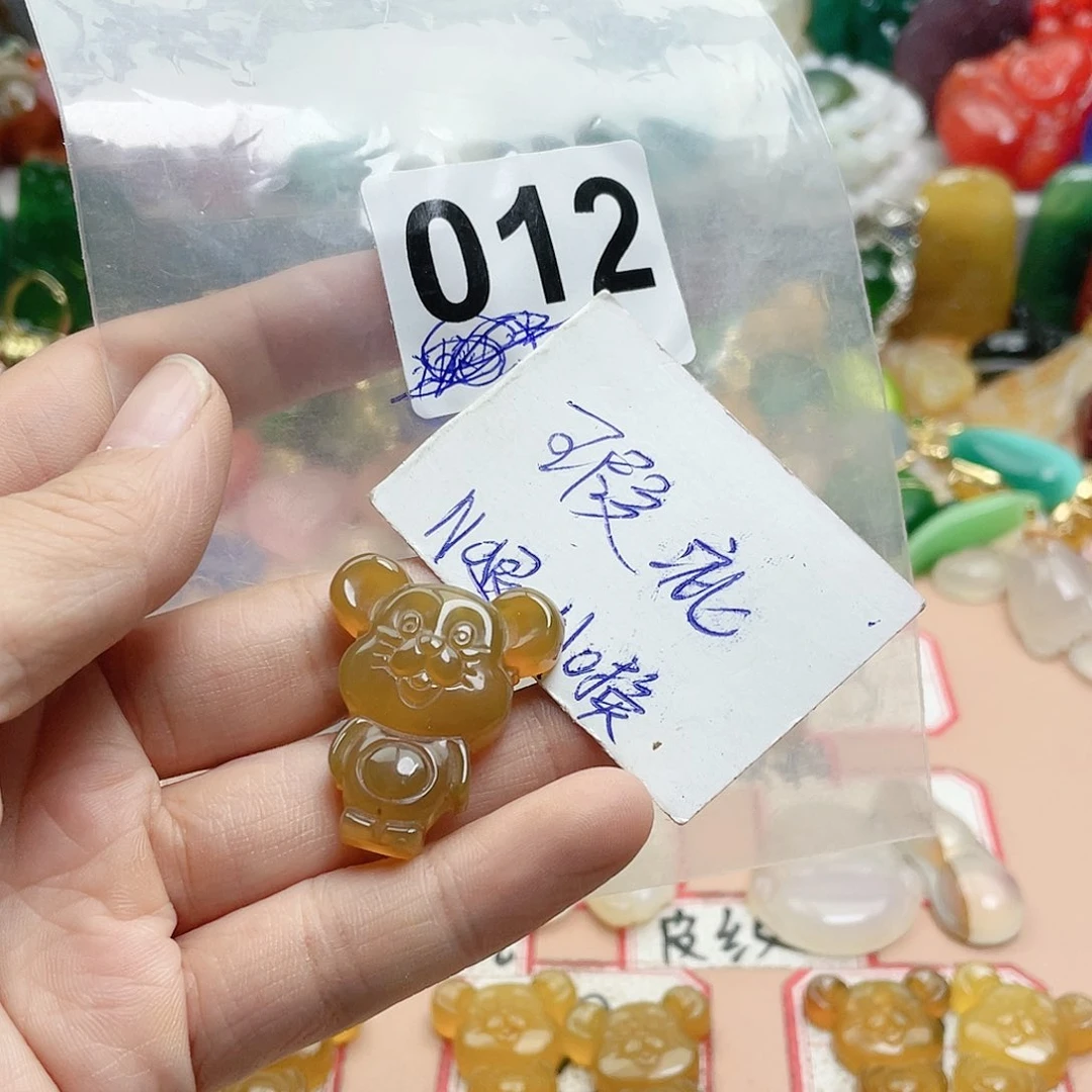 合金颈饰玛瑙/玉髓董**?
