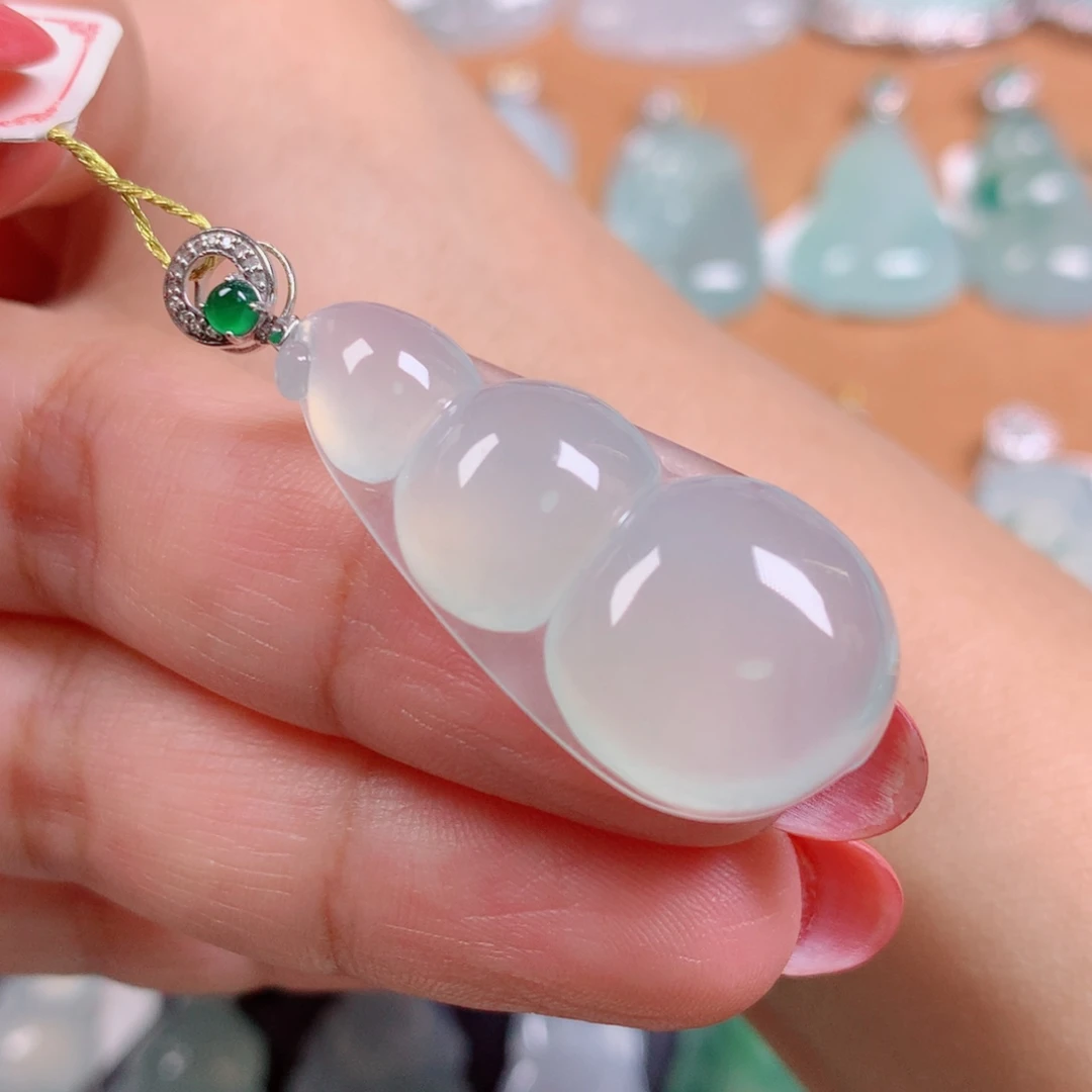 翡翠18K金镶嵌颈饰福豆