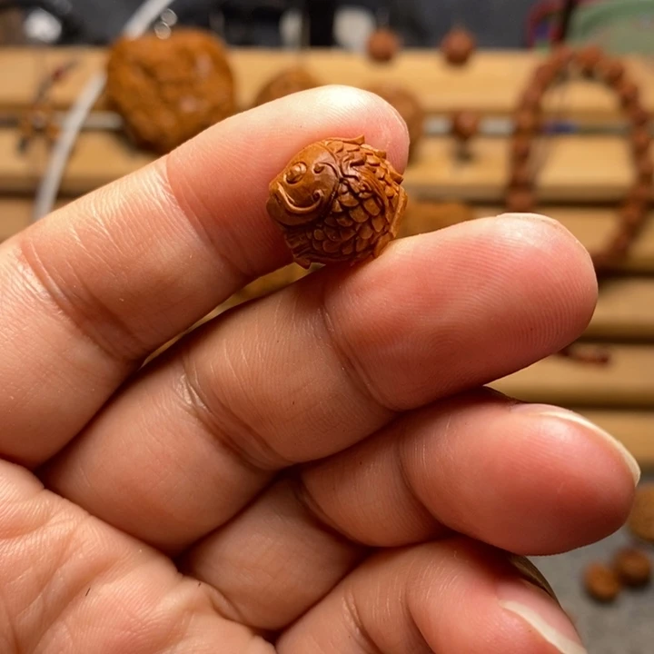 桃核手工雕刻鲤鱼单颗