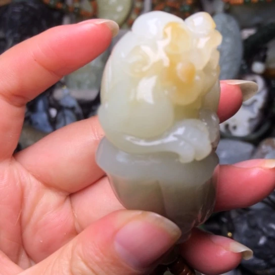 和田玉未镶嵌把件