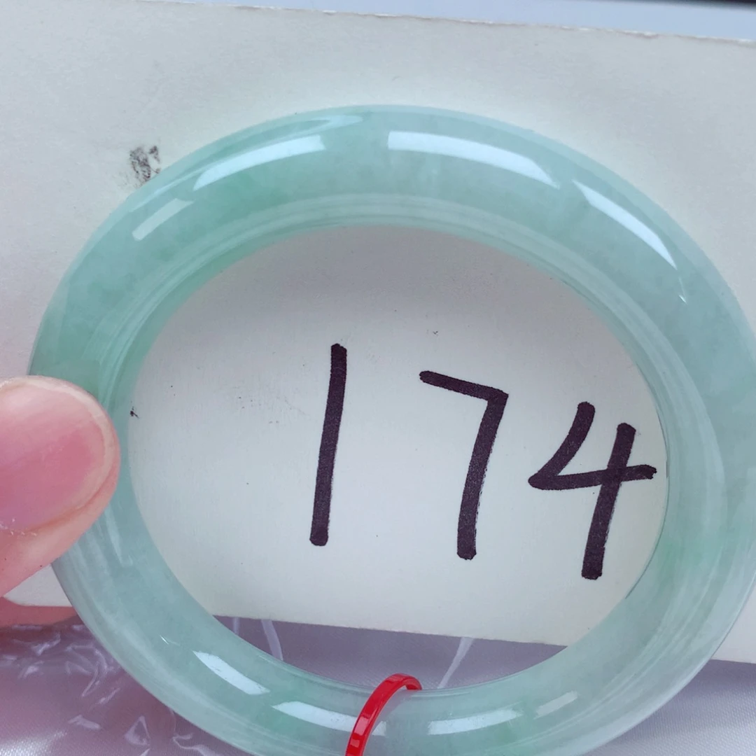 翡翠手镯未镶嵌翡翠