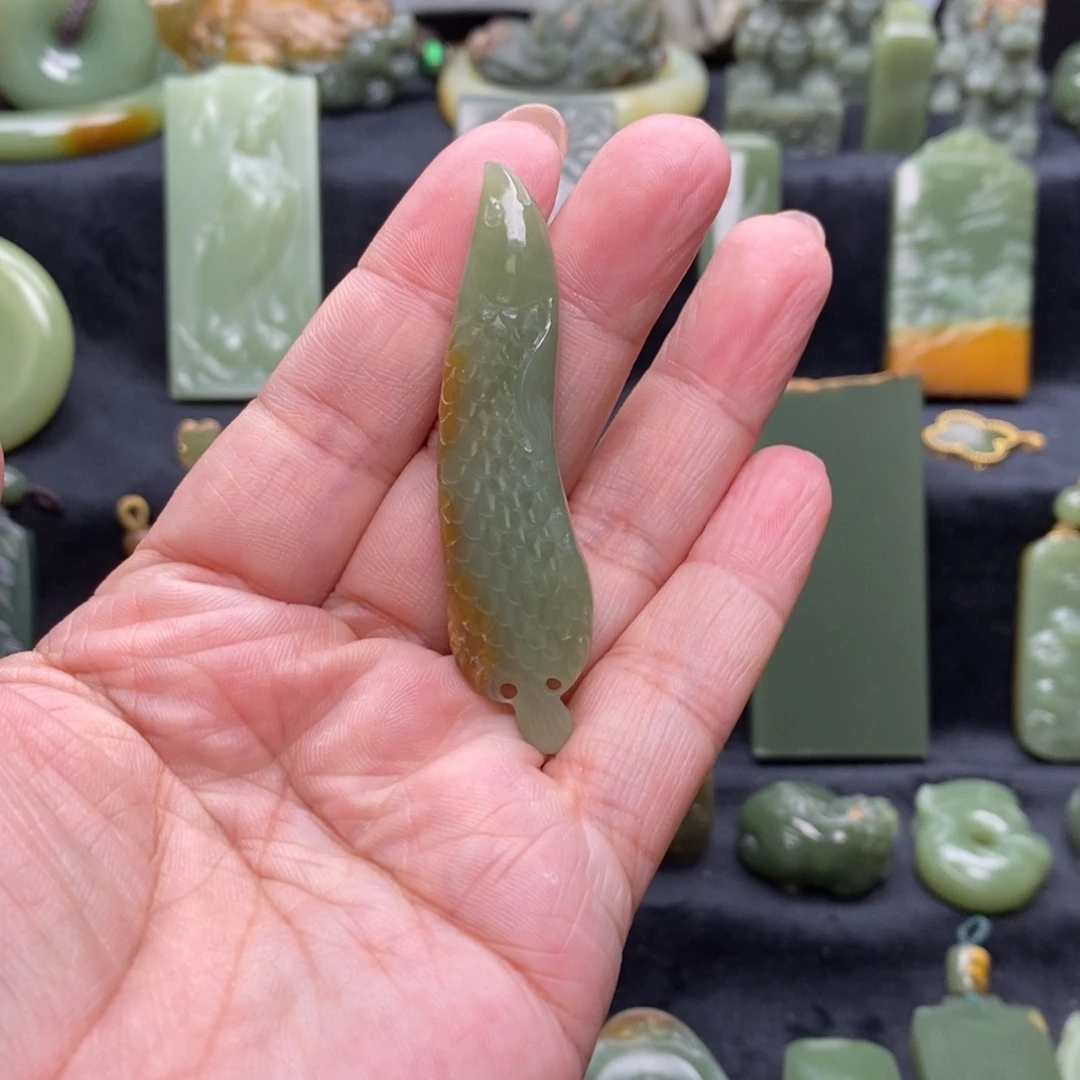 未镶嵌岫岩河磨玉(透闪石质玉)挂件