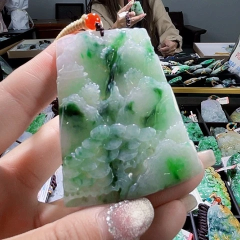 翡翠未镶嵌颈饰一个