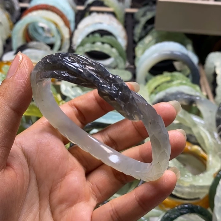 蛇纹石玉未镶嵌手镯燕***飞