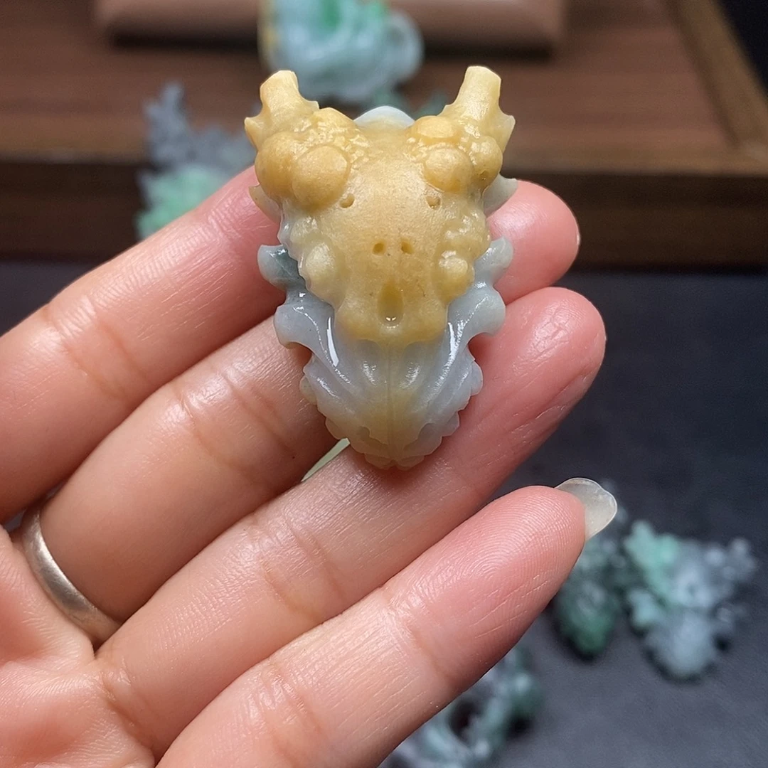 菩***下未镶嵌定制翡翠毛货抛光