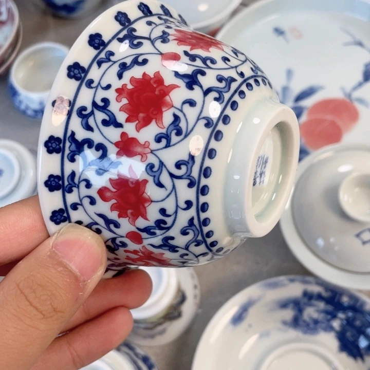 瓷片釉里红缠枝莲主人杯