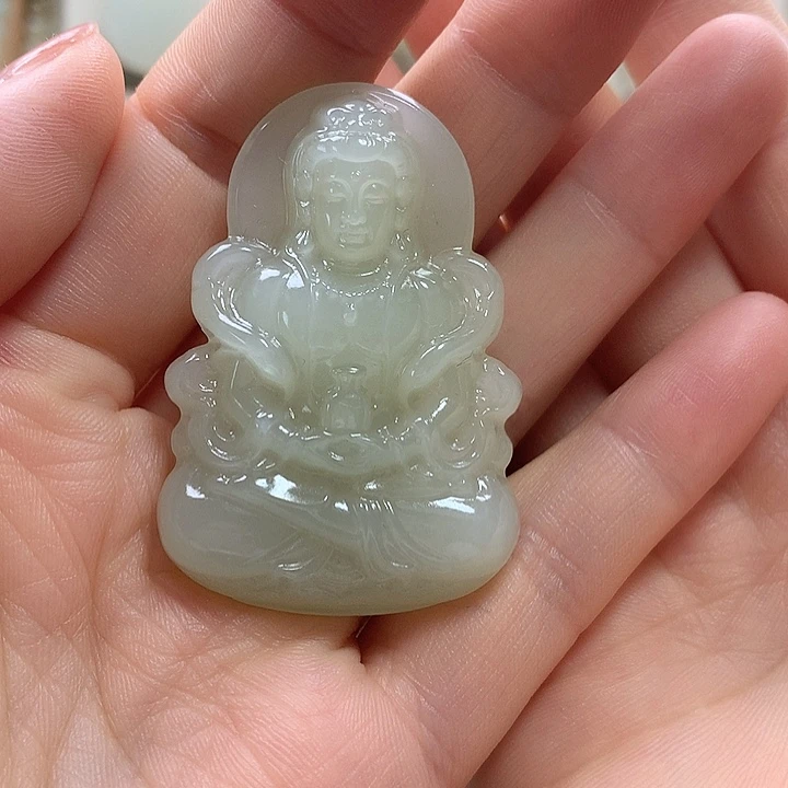 女***子颈饰未镶嵌和田玉