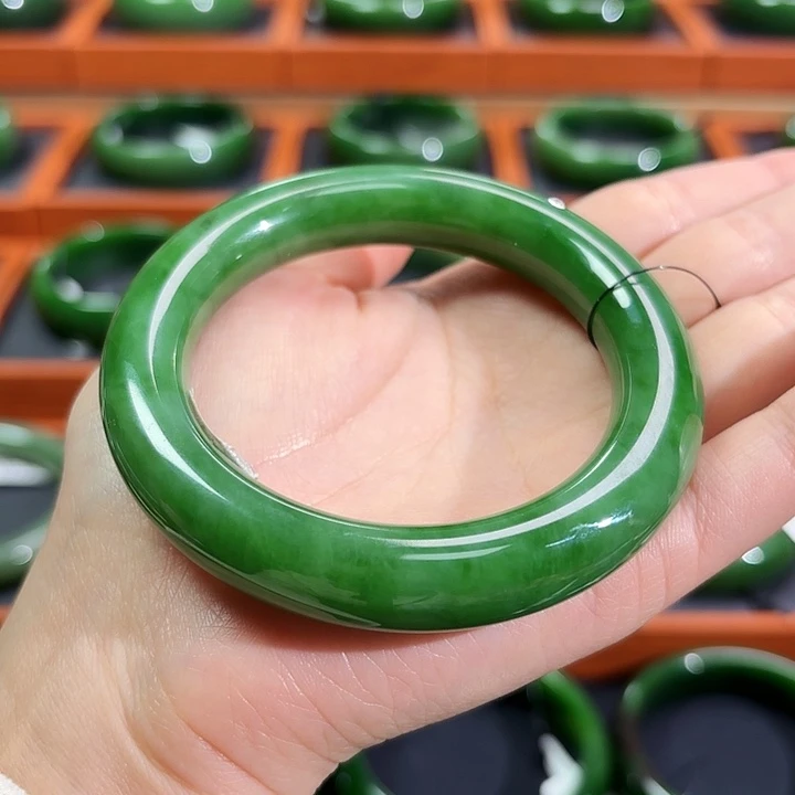 和田玉（碧玉）未镶嵌手镯粉阳绿圆条