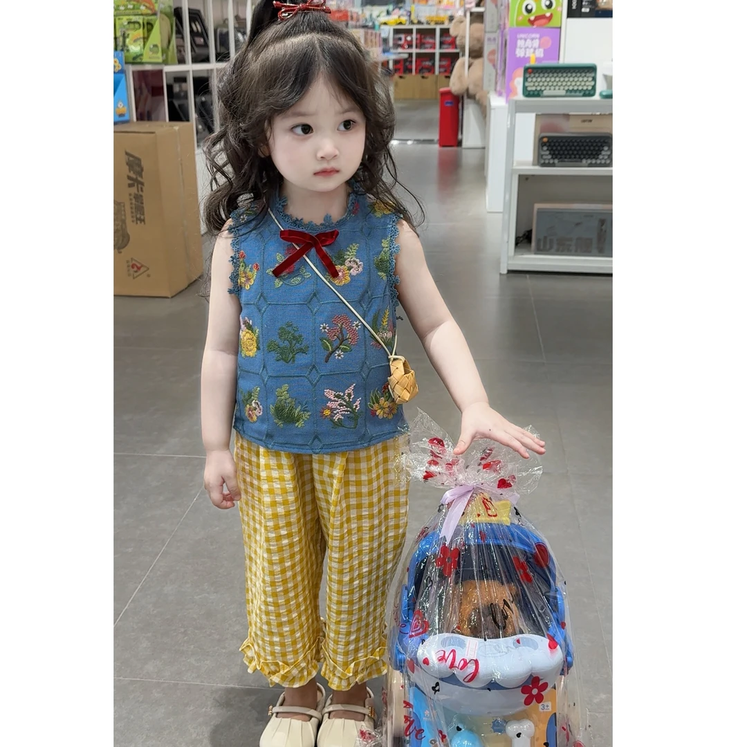 超美！韩国童装复古钩花刺绣背心格子裤度假风套装