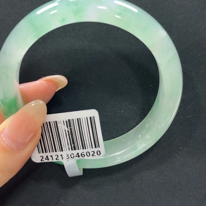 两***妈石英质玉（非洲翠）未镶嵌手镯