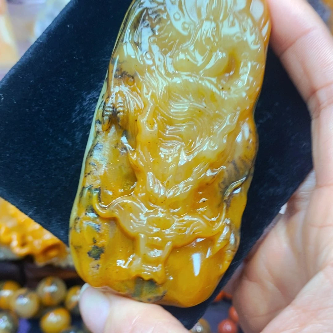 未镶嵌石英质玉（黄龙玉）颈饰