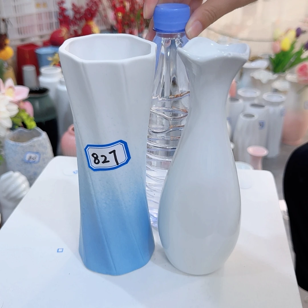 827号一对小花瓶高20厘米瑕疵